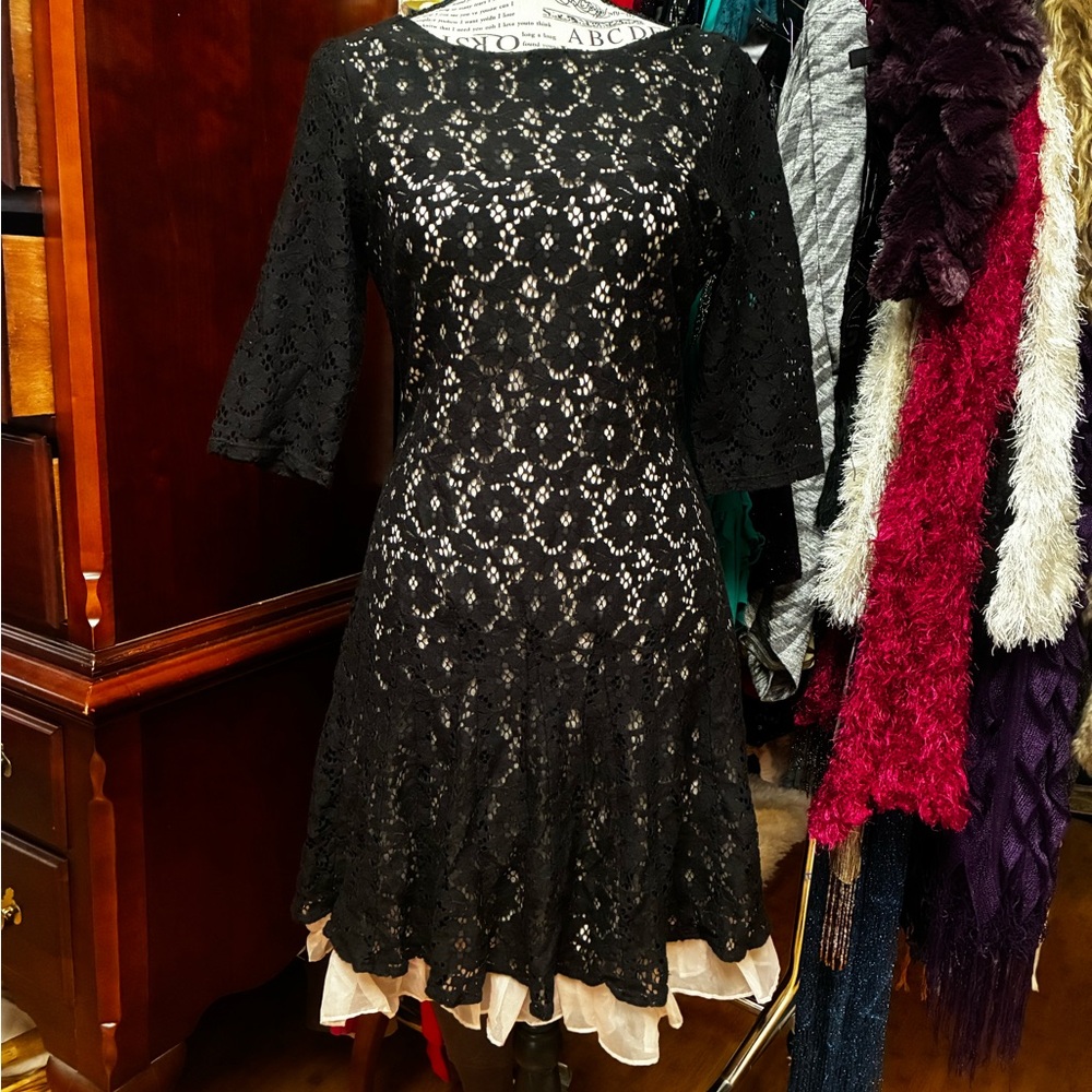 Black and cream lace dress by Betsey Johnson - Picture 3 of 3